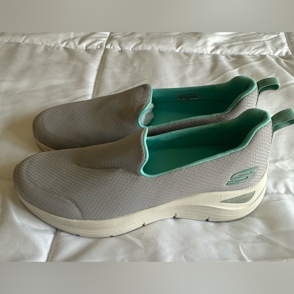 Like new Skechers Ladies Arch Comfort Slip On Walking Shoes Sz 9 - Picture 2 of 5